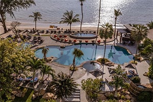 Het zwembad en strand bij het Klong Prao Resort op Koh Chang
