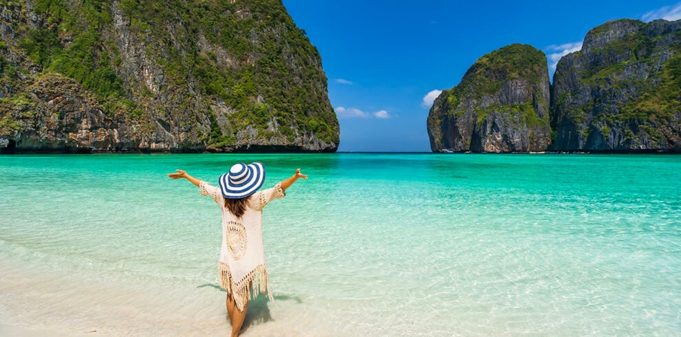 Een vrouw geniet op het prachtige witte strand van Maya Bay bij Koh Phi Phi