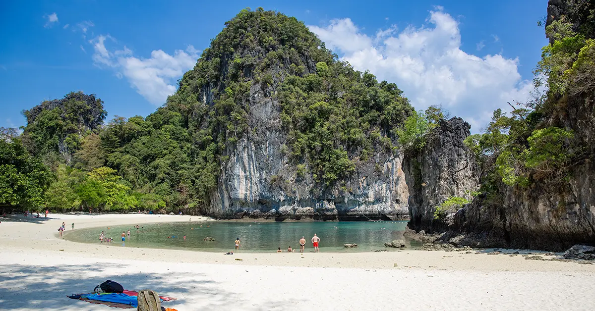 Strand en lagune bij Hong Island in Thailand, omringd door kalkstenen kliffen