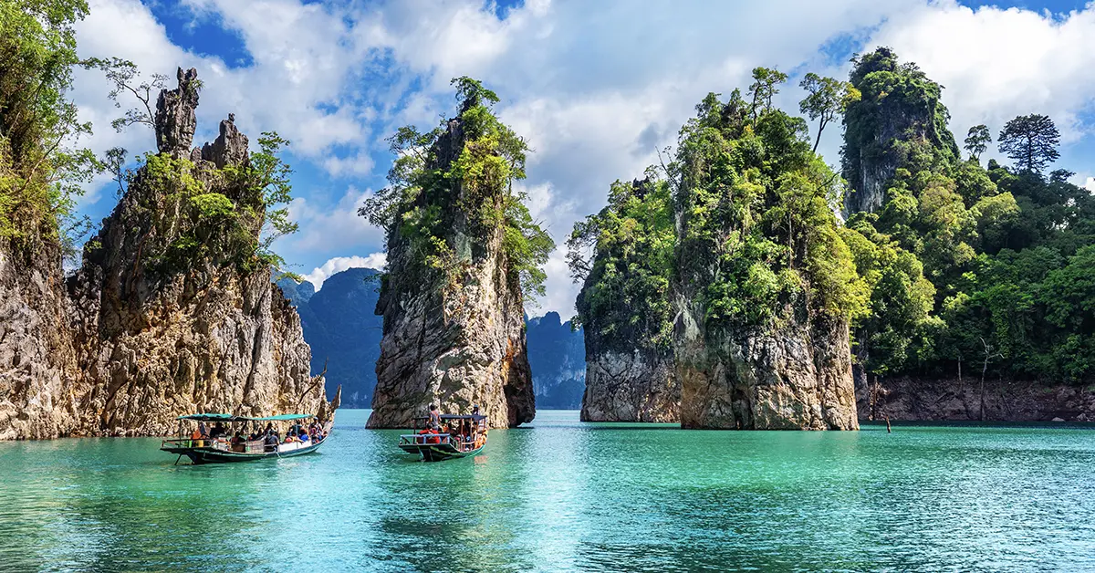 Bouwstenen Khao Sok – boottocht langs kalkstenen rotsen in het nationaal park