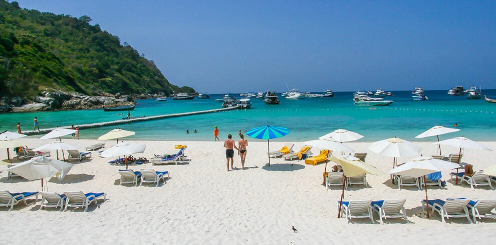 Het prachtige witte zandstrand op het bountyeiland Koh Racha bij Phuket