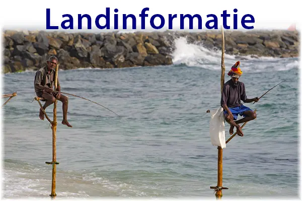 Stiltvissers aan de kust van Sri Lanka – traditioneel beeld dat verwijst naar landinformatie over Sri Lanka