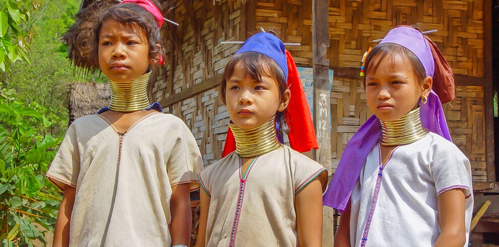 Drie meisjes van de beroemde Langnekken in hun dorp