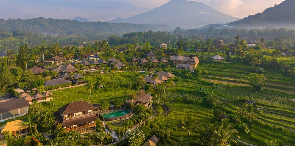 Luchtfoto van het landschap bij Sidemen met op de achtergrond Mount Agung op Bali