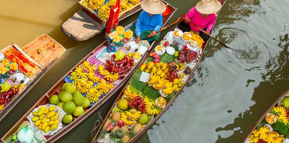 Bootjes vol fruit op de drijvende markt van Damnoen Saduak in Thailand