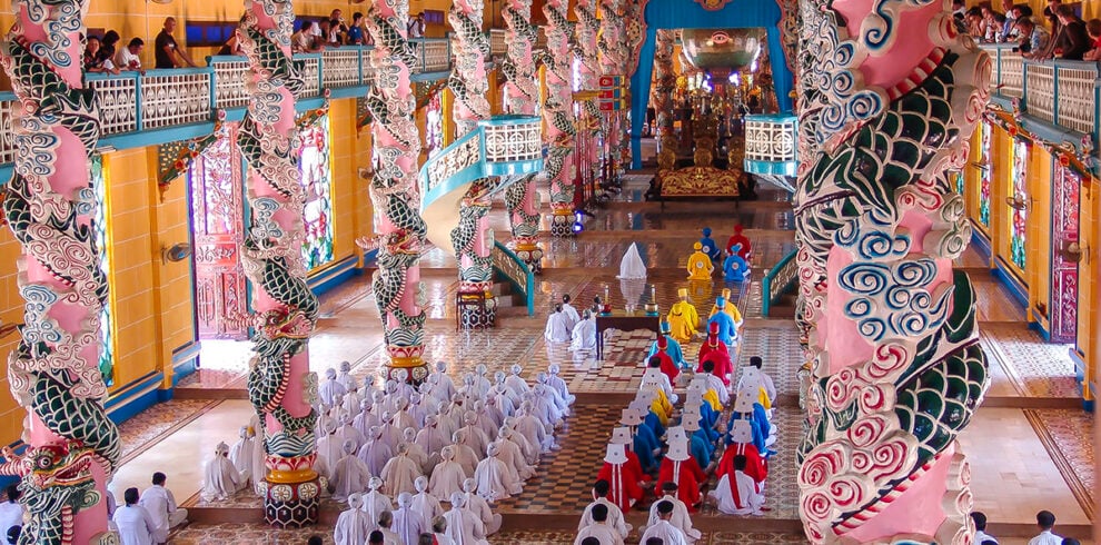 De heilige mis in de Cao Dai tempel in Tay Ninh