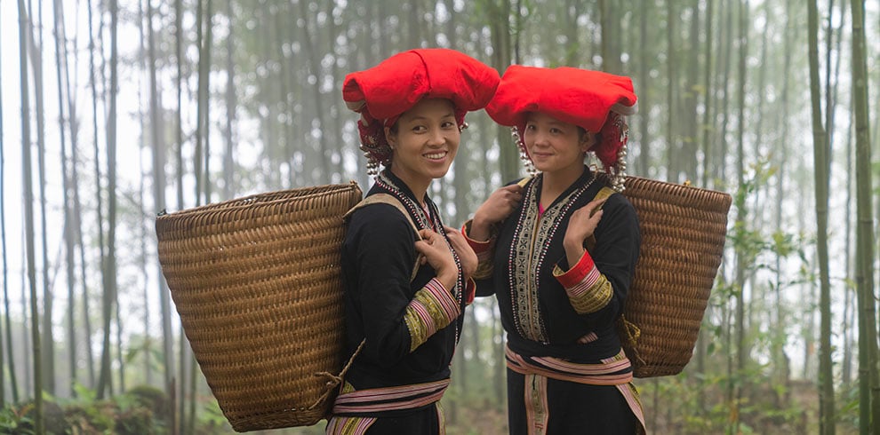 Vietnamese Red Dao vrouwen in traditionele klederdracht in Noord-Vietnam