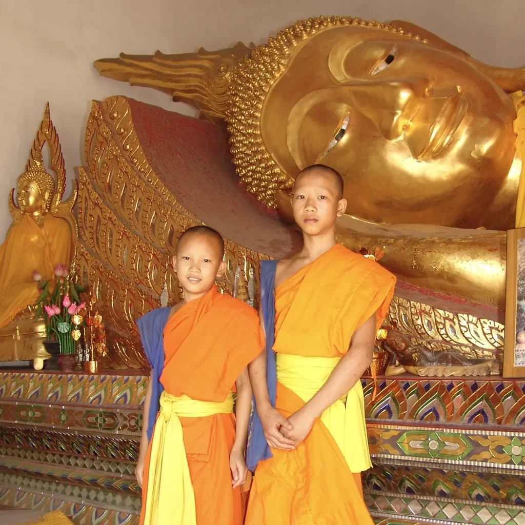 Boeddhistische monniken bij een tempel in Thailand, symbool van cultuur en spiritualiteit