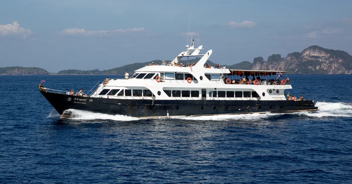 Veerboot in Thailand onderweg tussen eilanden op de Andamanse Zee