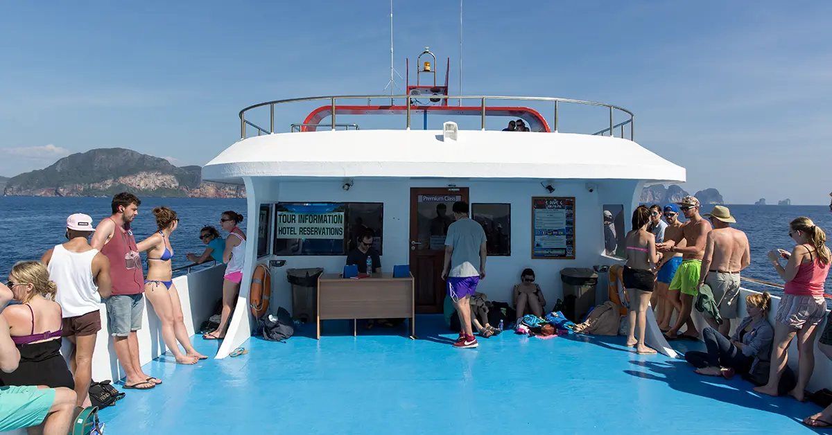 Bus + boottickets Thailand – passagiers aan boord van veerboot naar de Thaise eilanden