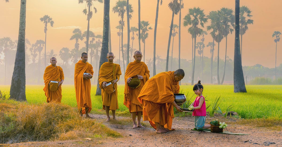 Boeddhistische monniken tijdens het ochtendritueel in Thailand, een belangrijk onderdeel van de lokale cultuur