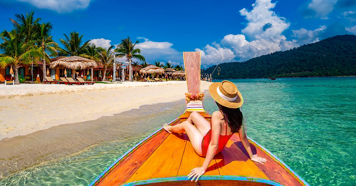 Thailand Vakantie – Vrouw op longtailboot voor tropisch strand bij Koh Lipe