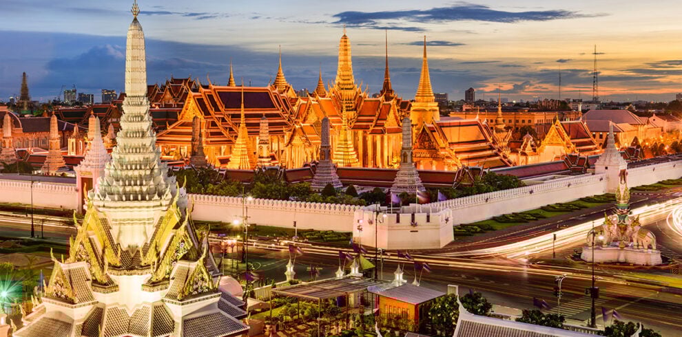 Het Koninklijk Paleis in Bangkok in de avonduren tijdens de Thailand Super Tour