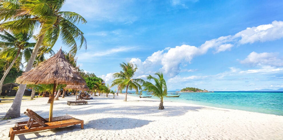 Tropisch wit zandstrand met palmbomen in Thailand