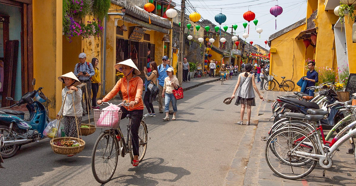 Dagelijks leven in Vietnam met fietsers en straatbeeld in een historische stad