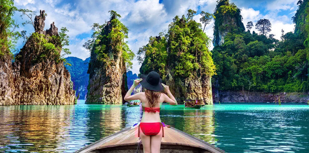 Een vrouw geniet van de prachtige boottocht in het Khao Sok Nationaal Park