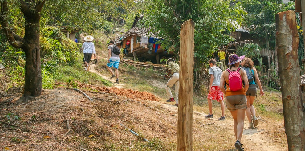 Groep toeristen tijdens een trekking in Noord-Thailand