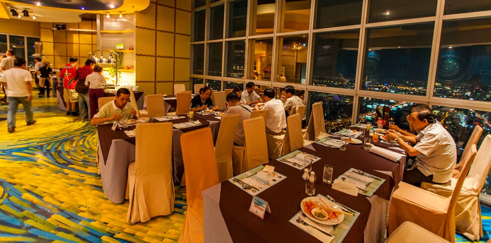Mensen genieten van een heerlijk buffetdiner met een fantastisch uitzicht over Bangkok