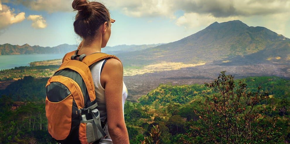 Reiziger kijkt naar de Batur vulkaan op Bali