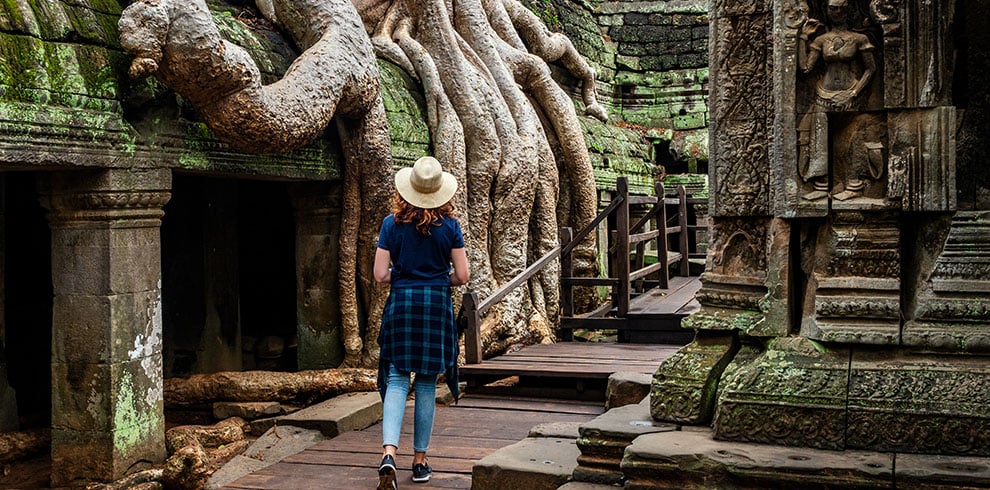 Reiziger ontdekt de oude ruines in de Ta Prohm tempel in Siem Reap