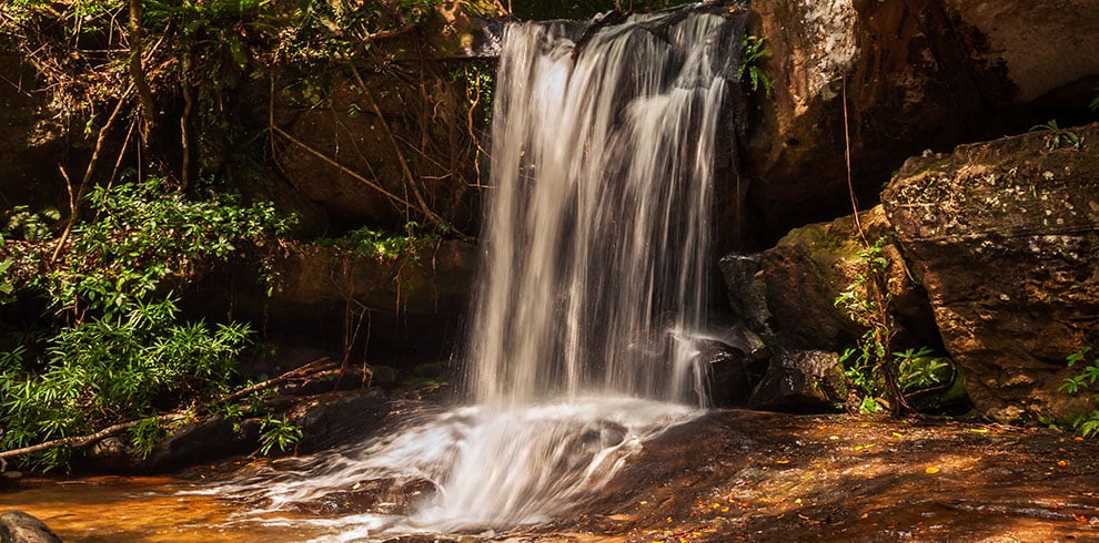 De waterval in de rivier van de duizend Lingas in Cambodja