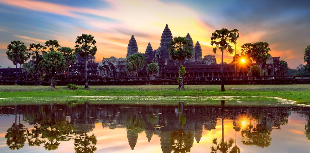 De zon komt op boven de wereldberoemde Angkor Wat tempel in Siem Reap, Cambodja