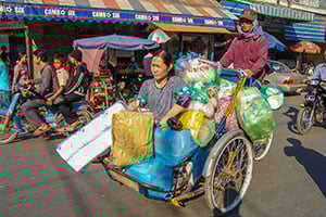 Een cyclo in de straten van Phnom Penh in Cambodja