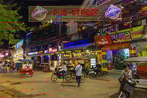 De gezellige Pub Street in Siem Reap, Cambodja