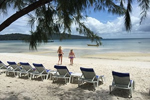 Twee vrouwen op het strand van Koh Rong Samloem in Cambodja