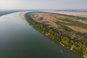 Luchtfoto van het kleine, rustige eiland Koh Trong in de Mekong Rivier