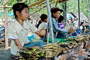 Vriendelijke verkopers langs de weg in Cambodja