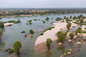 Kajakken bij O'Svay over de Mekong rivier in Cambodja