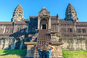 Vrouw kijkt naar de Angkor Wat tempel in Siem Reap, Cambodja