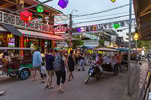 Toeristen wandelen over de Pub Street in Siem Reap, Cambodja
