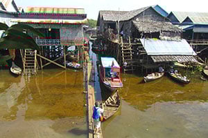 Een drijvend dorp met traditionele houten huizen in Cambodja