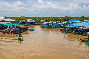 Een drijvend dorp op het Tonle Sap-meer in Cambodja