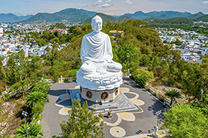 Luchtfoto van de witte Boeddha in de Long Son pagoda in Nha Trang