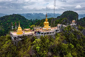 Luchtfoto van de Tiger Cave Tempel in Krabi
