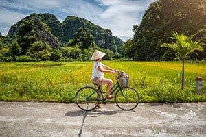 Toerist fiets door het prachtige landschap van Ninh Binh, Vietnam