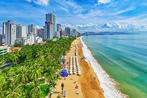 Luchtfoto van het strand in Nha Trang, Vietnam