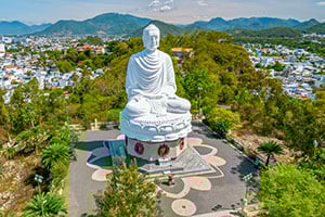 Luchtfoto van de witte Boeddha in de Long Son Pagoda in Nha Trang, Vietnam