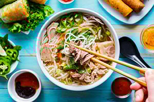 Het eten van Vietnamese Pho in Hanoi, Vietnam