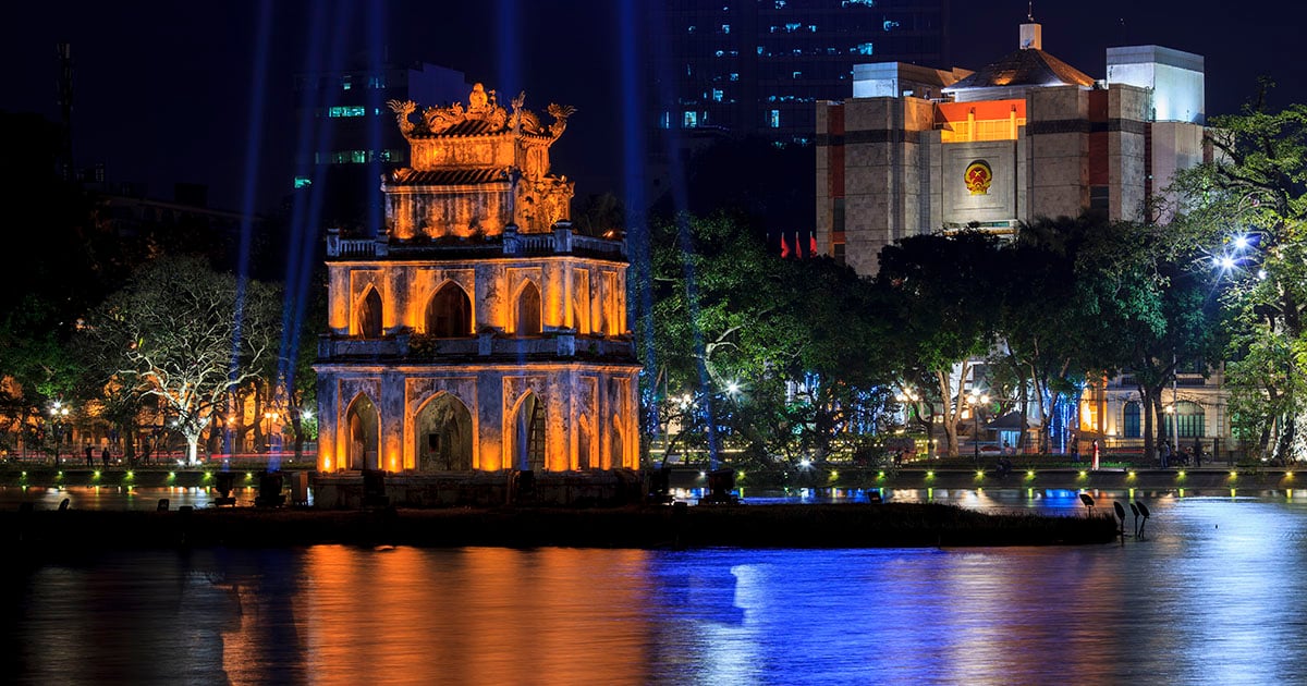 De Turtle Tower in het Hoan Kiem Lake in Hanoi