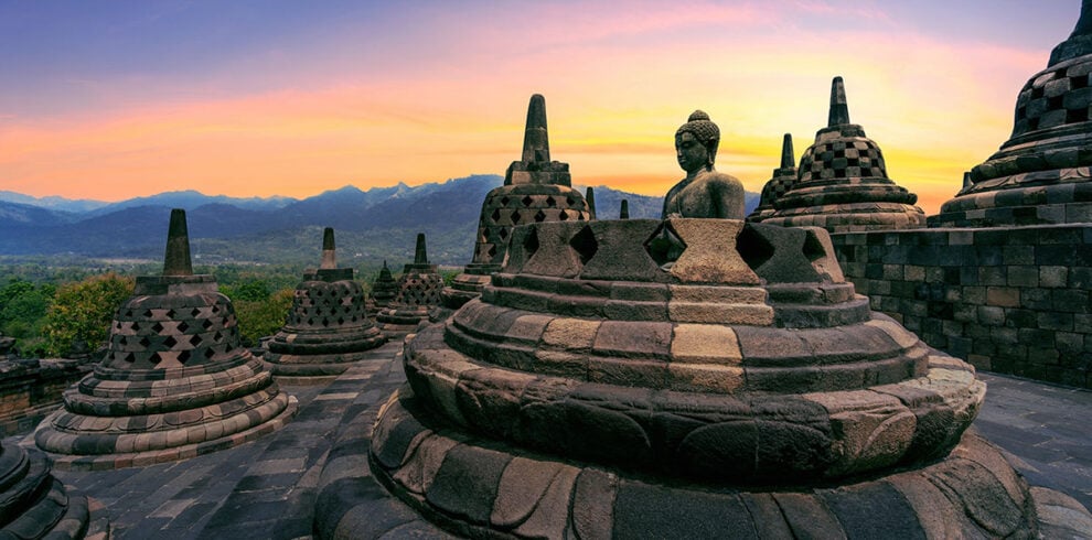 De zon komt langzaam op boven de Borobudur tempel op Java