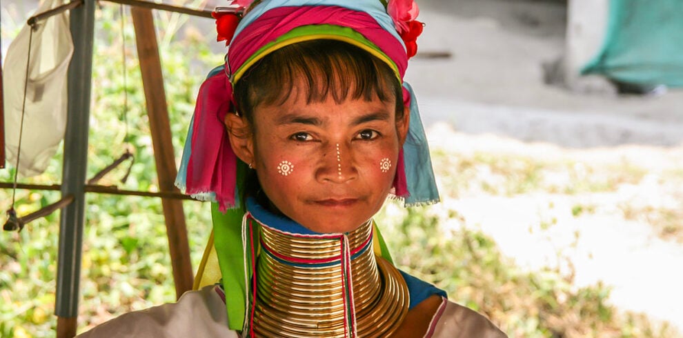 Een vrouw van de Langnekken bergstam in Thailand