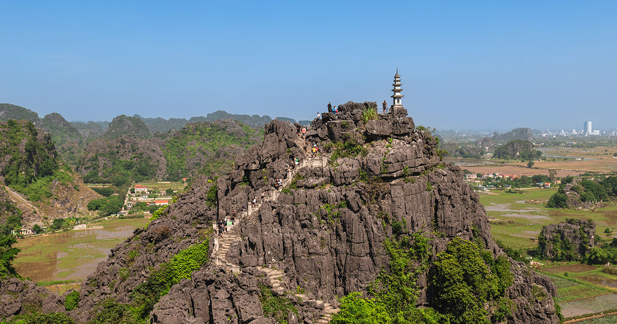 Het uitkijkpunt bij de pagoda op de Mua Cave in Ninh Binh, Vietnam