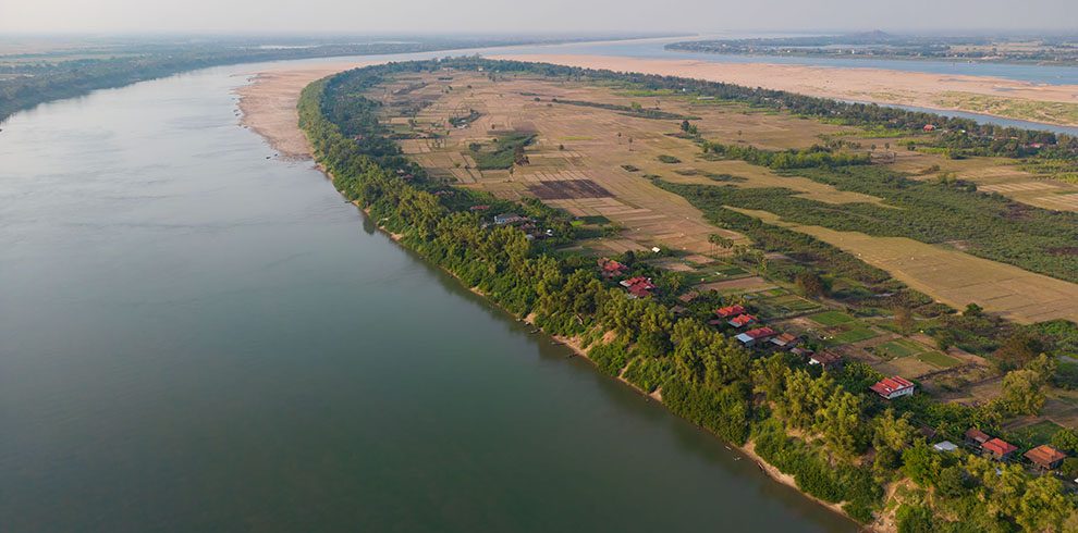Luchtfoto van het eilandje Koh Trong dat gelegen is in de Mekong Rivier in Kratie, Cambodja