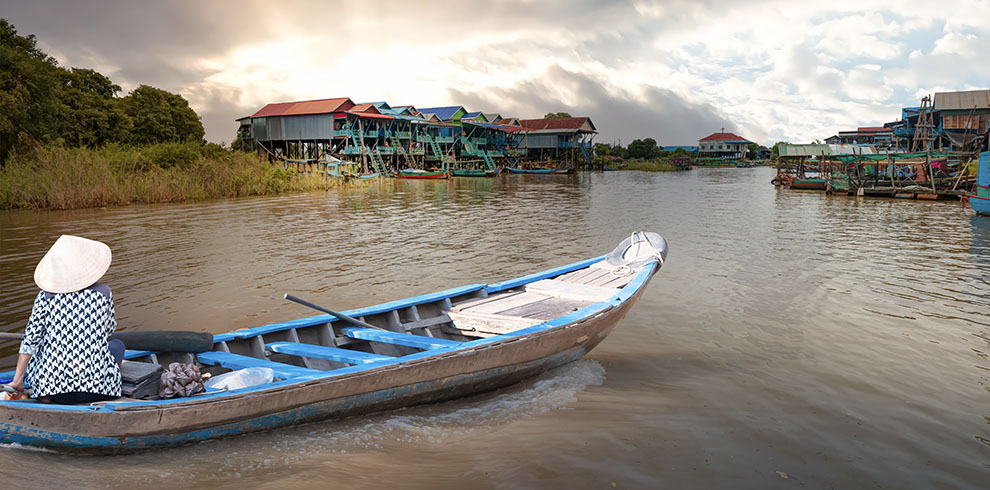 Boottocht bij een drijvende dorp op het Tonle Sap meer in Cambodja