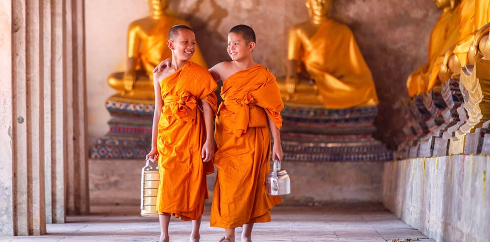 Twee monniken lopen in een oude tempel