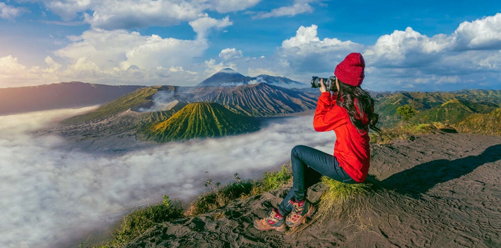 Een vrouw maakt foto's van de Bromo vulkaan op Java